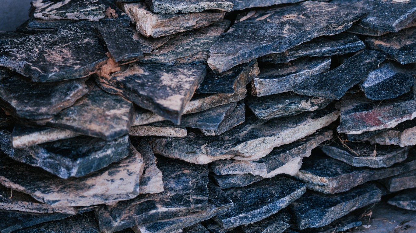 Schiste ou ardoise : quelles différences ? Pourquoi choisir le schiste pour vos extérieurs ?