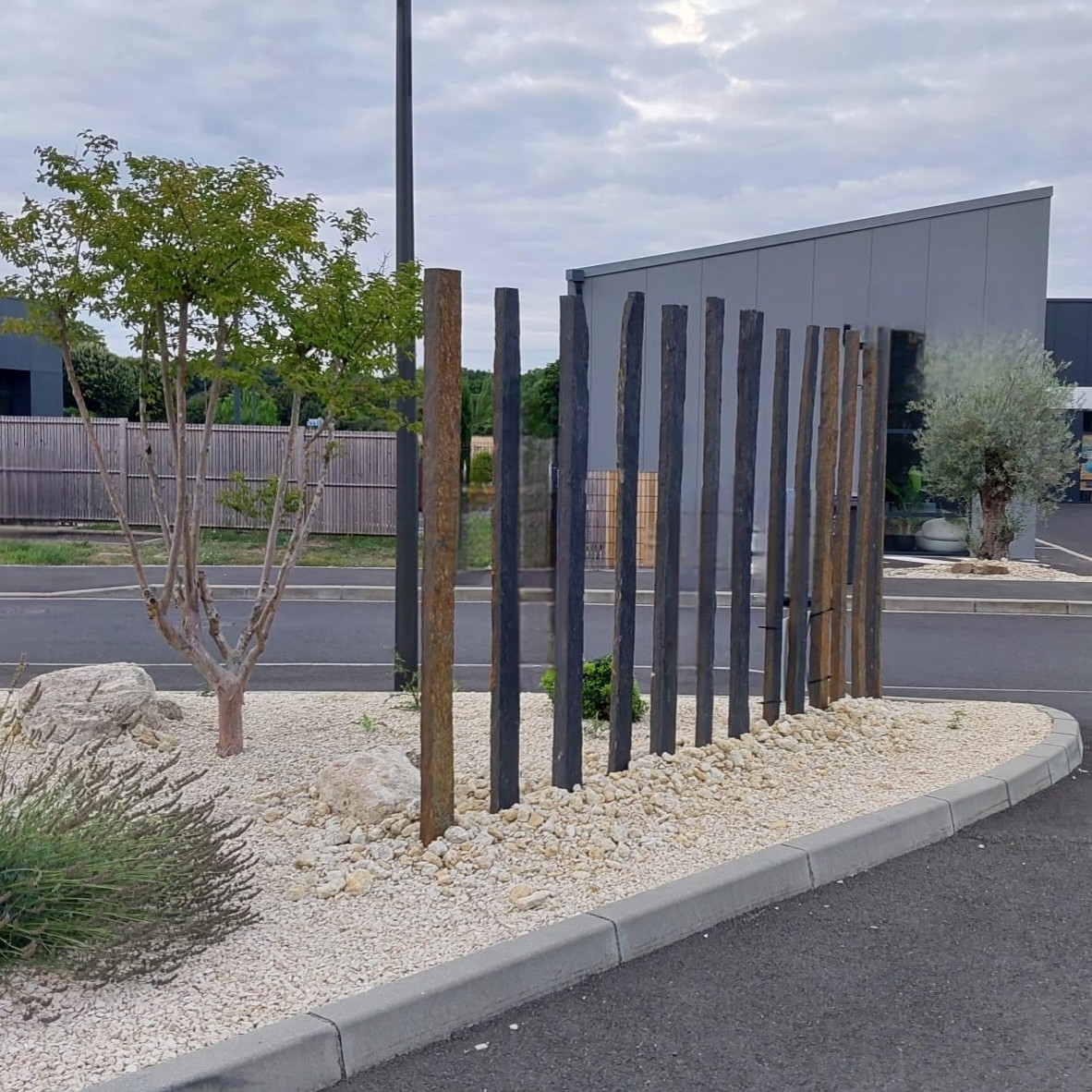 Piquet de schiste "plat" - épaisseur 3 à 4 cm - bouts sciés