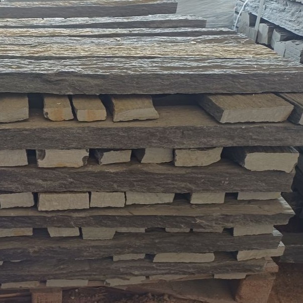 Piquet de schiste "plat" - épaisseur 3 à 4 cm - bouts sciés